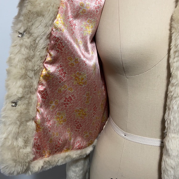 Old Navy Cream Faux Fur Jacket - Picture 8 of 9